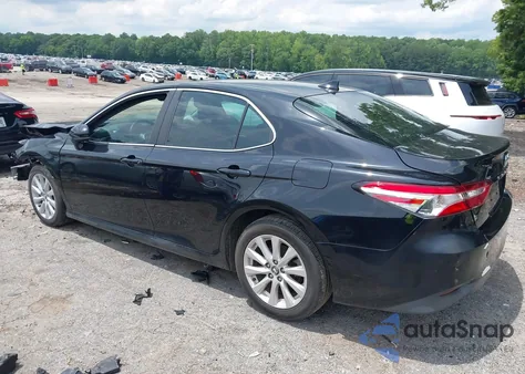 2020 Toyota Camry Le z USA, uszkodzony, nr VIN 4T1C11AK9LU921352